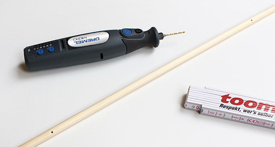 Holzstab, Bohrer und Zollstock